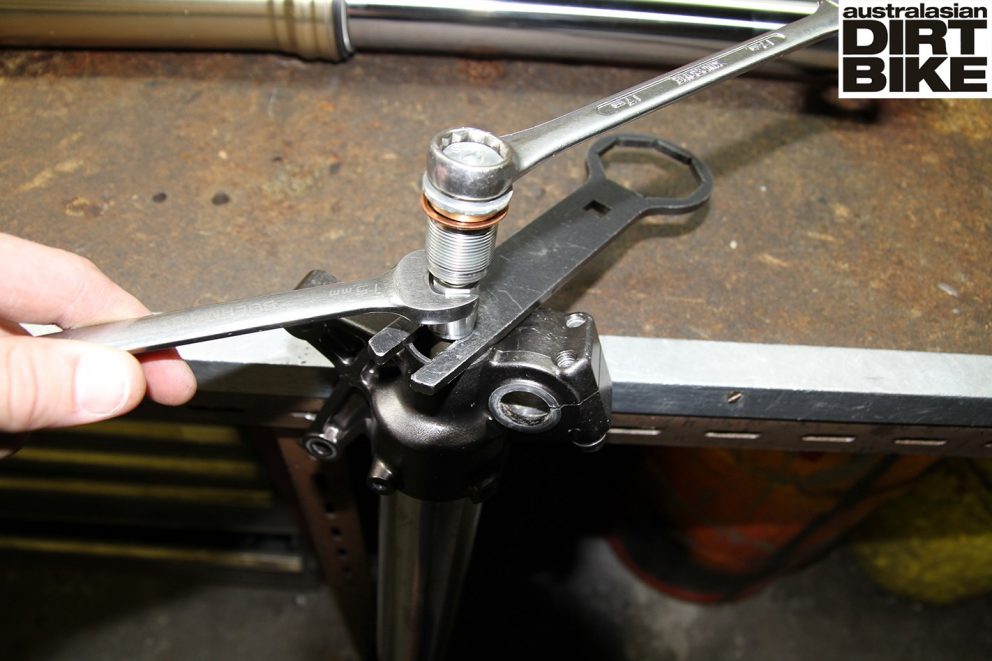 Fitting fork springs How to (basic) Australasian Dirt Bike Magazine