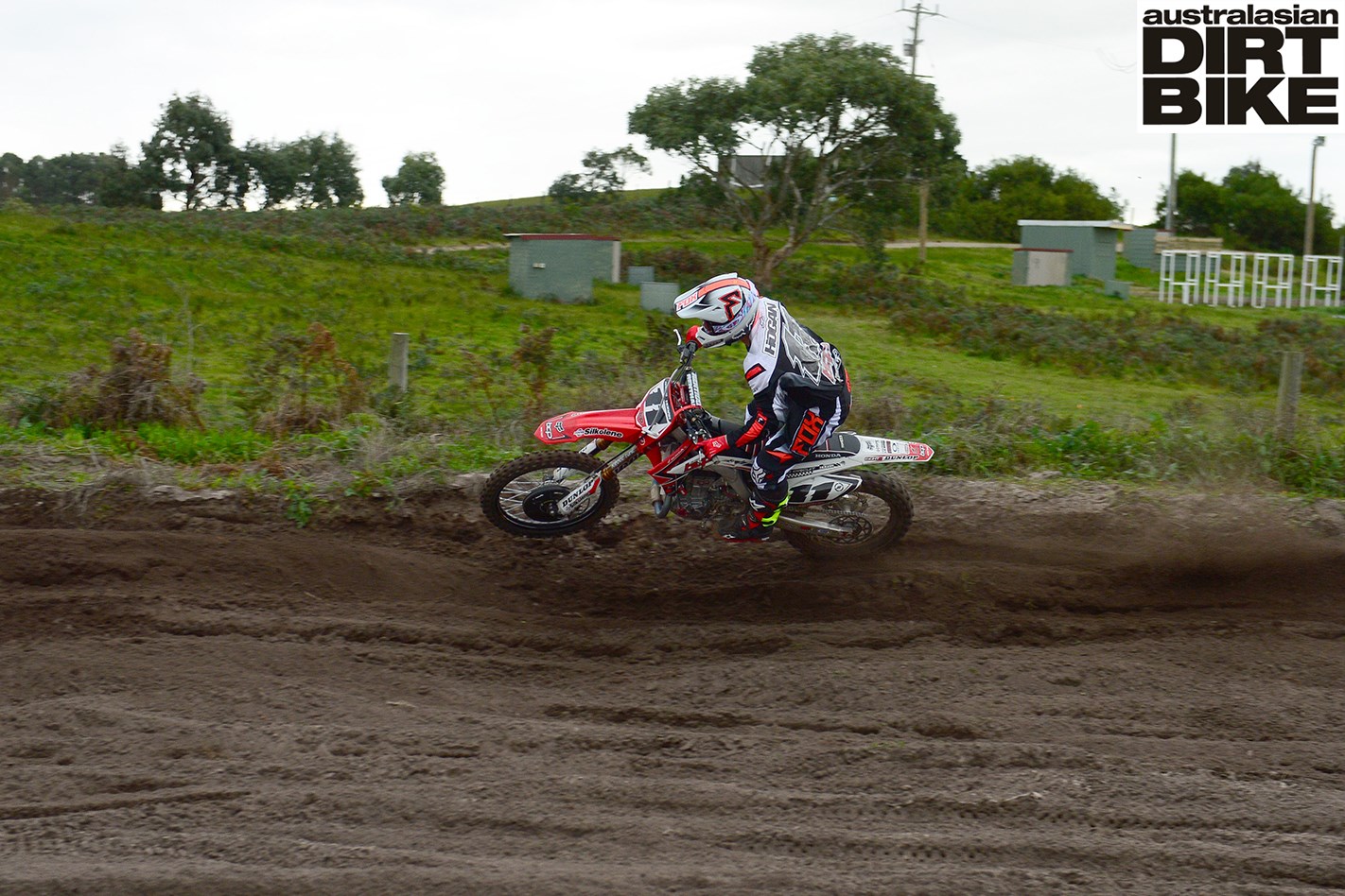 Standing through sand corners How to (pro) Australasian Dirt Bike