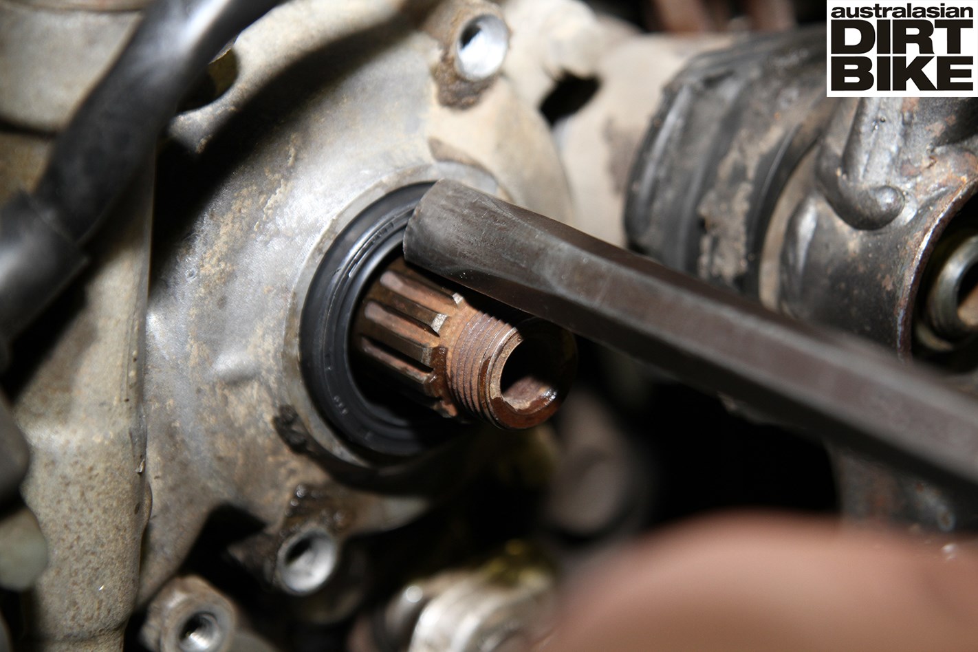 Changing a countershaft seal How to (basic) Australasian Dirt Bike