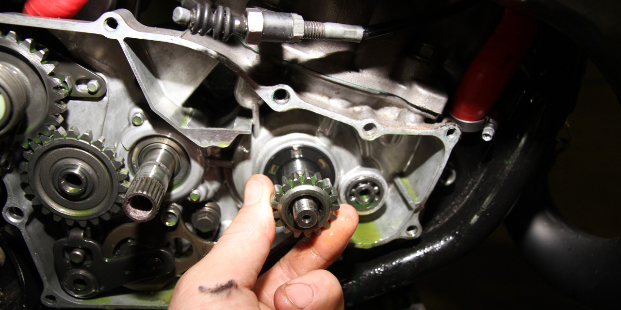 Replace a twostroke crank seal Australasian Dirt Bike Magazine