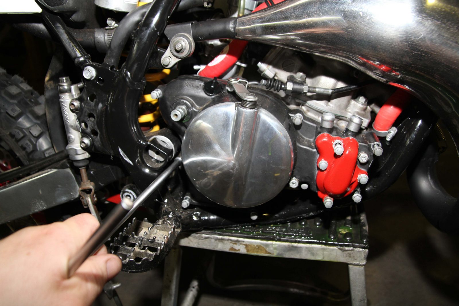 Replace a twostroke crank seal Australasian Dirt Bike Magazine