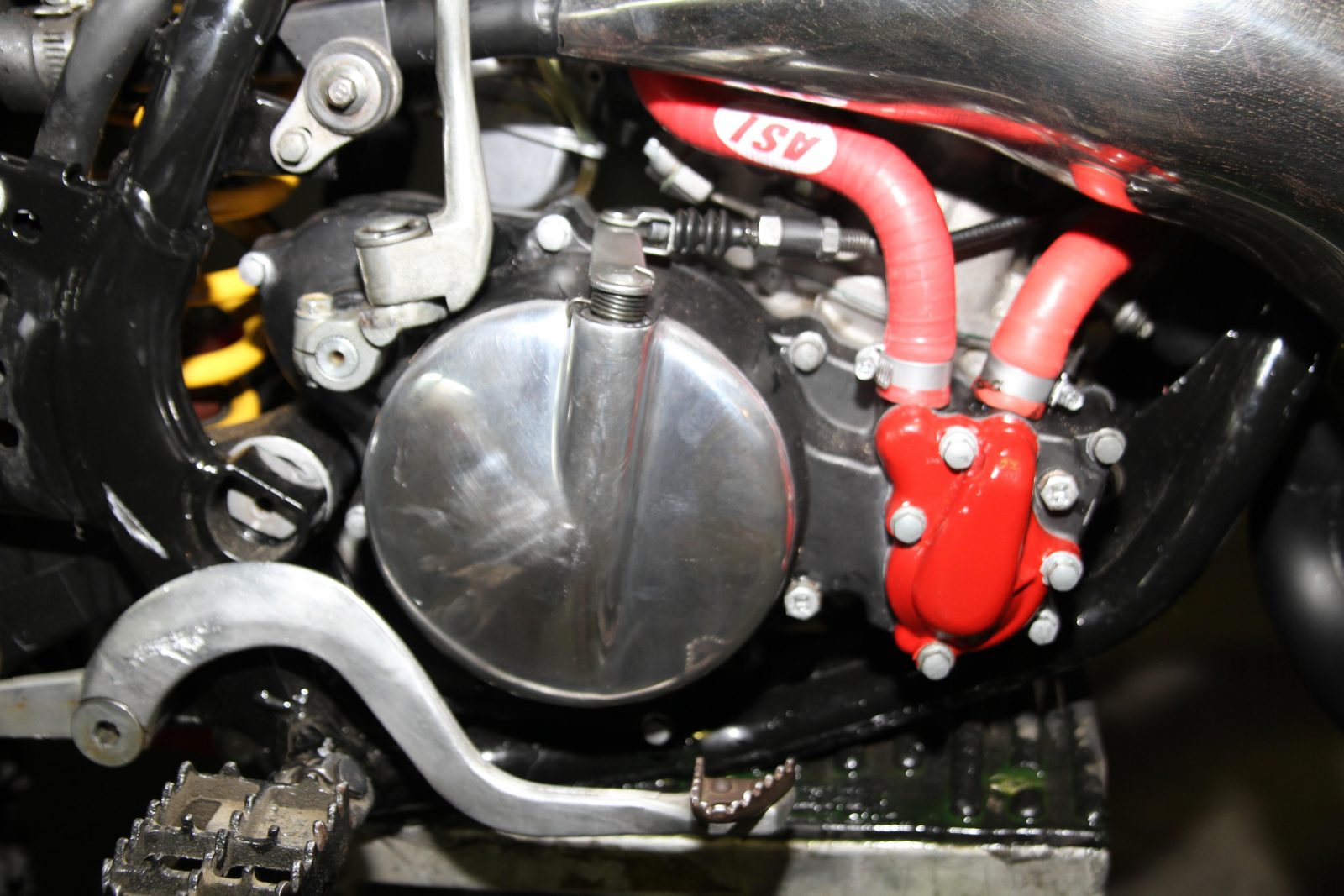 Replace a twostroke crank seal Australasian Dirt Bike Magazine