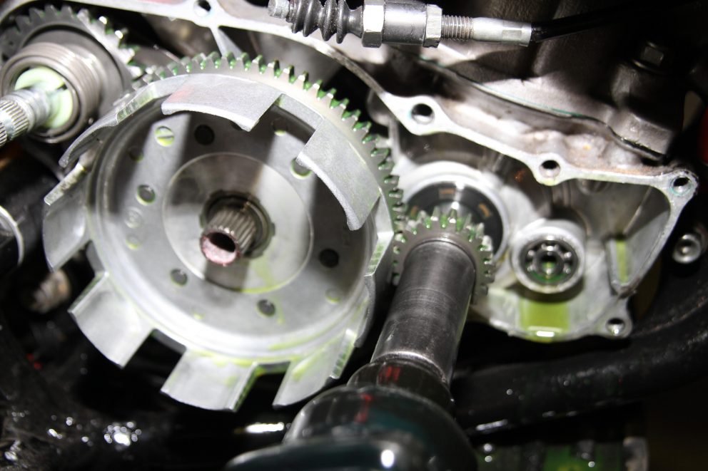 Replace a twostroke crank seal Australasian Dirt Bike Magazine