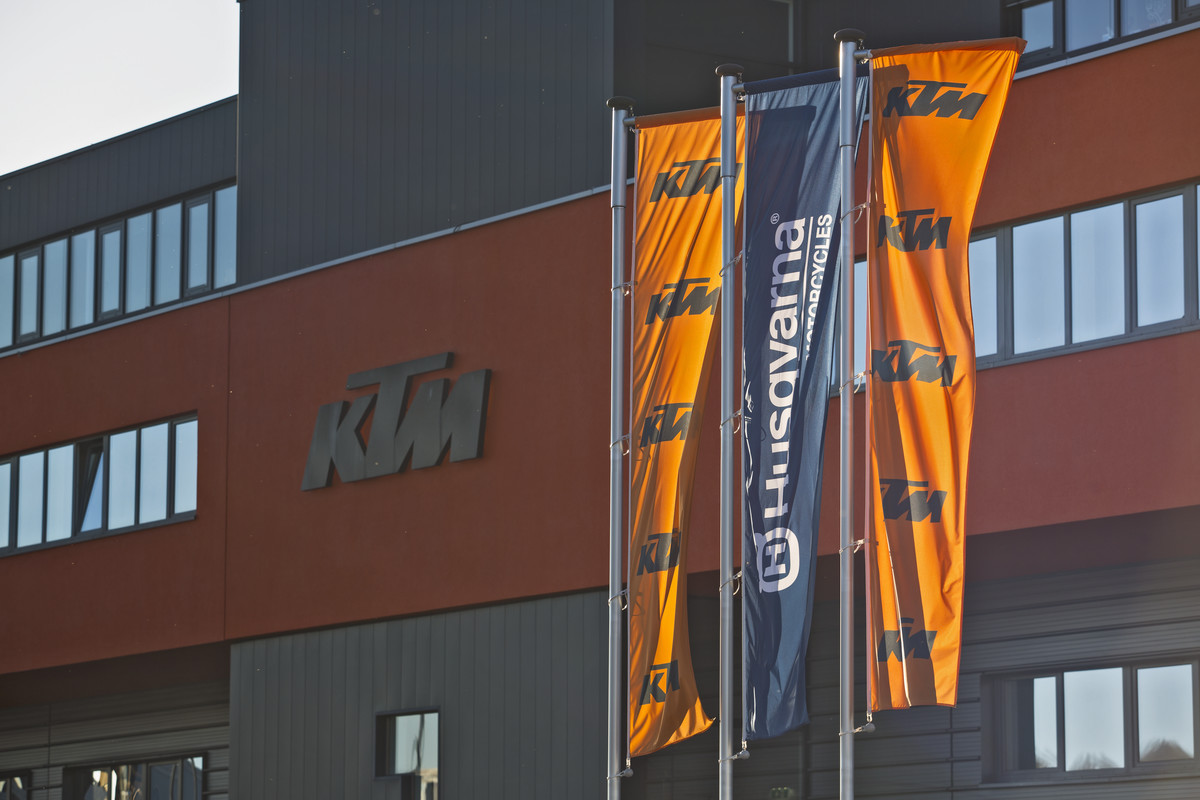 ktm main stand