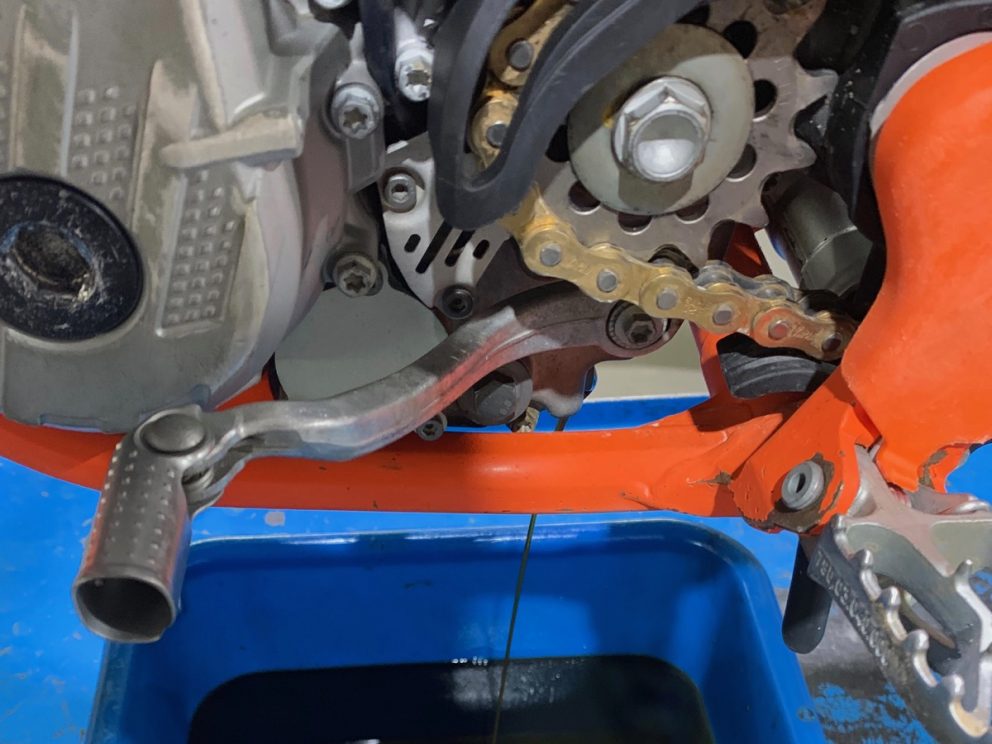 How To Replace KTM Clutch Plates Australasian Dirt Bike Magazine