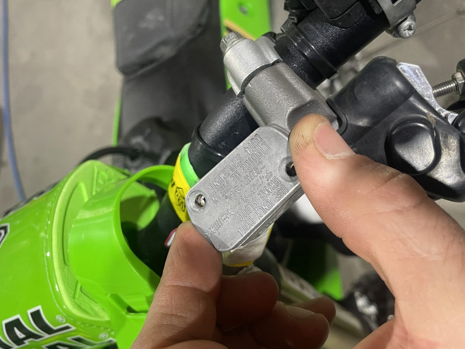 HOW TO TECH BLEED A HYDRAULIC CLUTCH Australasian Dirt Bike Magazine